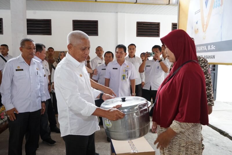Bupati Asahan H. Surya BSc menyerahkan bantuan sosial sekaligus meresmikan posko taruna siaga bencana di halaman kantor Dinas Sosial, Rabu (13/09/2023)