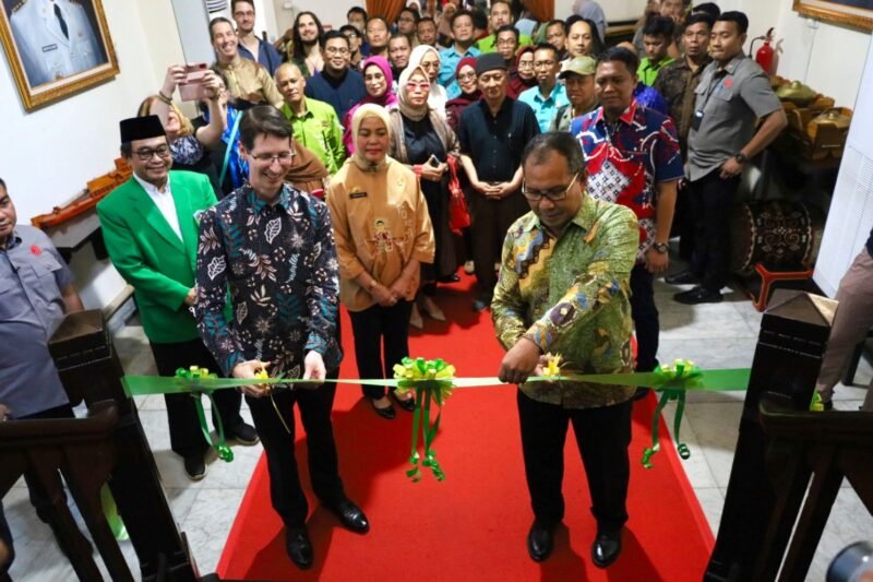 Pameran Walking Through A Songline resmi dibuka ditandai dengan pengguntingan pita oleh Wali Kota Makassar Moh Ramdhan Pomanto bersama Konsul-Jenderal Australia Todd Dias di Museum Kota Makassar, Kamis (14/09/2023)