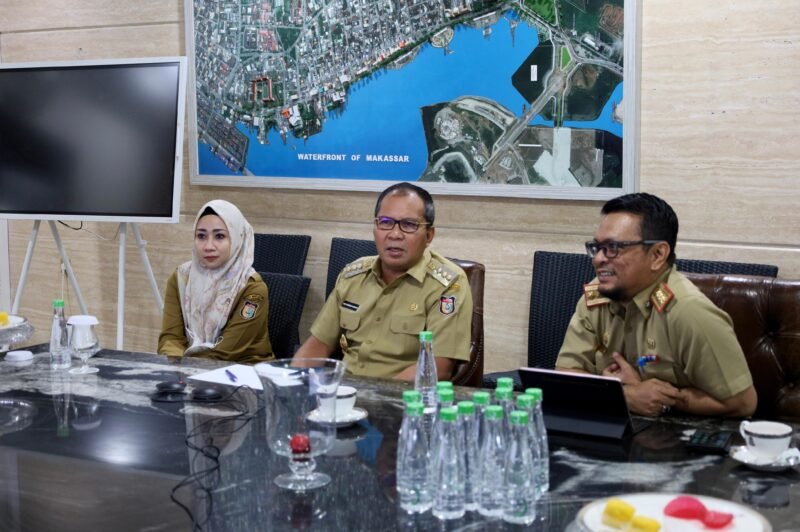 Kepala Dinas Perdagangan (Disdag) Kota Makassar, Arlin Ariesta mendampingi Wali Kota Makassar Moh Ramdhan Pomanto mengikuti Rapat Koordinasi Pengendalian Inflasi yang diadakan Ditjen Bina Pembangunan Daerah Kementrian Dalam Negeri (Kemendagri) RI secara virtual, di Amirullah, Senin (18/09/2023)