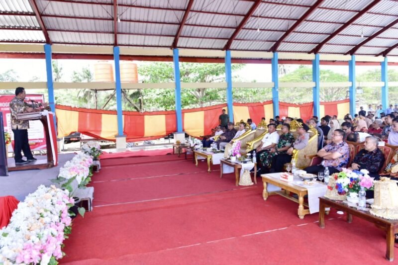 Pj Gubernur Sulsel, Bahtiar Baharuddin membawakan sambutan saat melakukan kunjungan di PPI Bontobahari, Kabupaten Bulukumba, Jumat (22/09/2023)