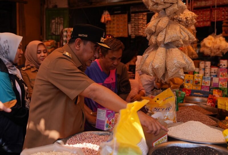 Penjabat Gubernur Sulawesi Selatan, Bahtiar Baharuddin, bersama Forkopimda meninjau harga kebutuhan pokok di Pasar Pa'baeng - baeng dan Pasar Terong, Rabu, 27 September 2023