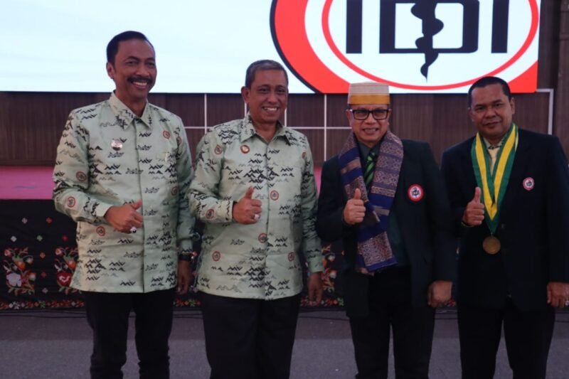 Bupati Wajo, Amran Mahmud bersama Wakilnya Amran menghadiri menghadiri Pelantikan Pengurus Ikatan Dokter Indonesia (IDI) Cabang Wajo masa Bakti 2023-2026 yang digelar di Ruang Pola Kantor Bupati Wajo, Kamis (28/9/2023)