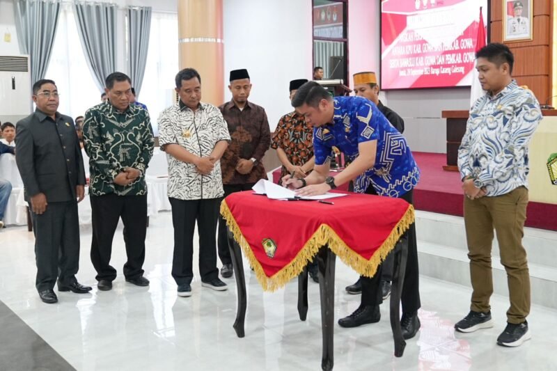 Pj Gubernur Sulsel, Bahtiar Baharuddin menghadiri penandatanganan bersama Naskah Perjanjian Hibah Daerah (NPHD) antara KPU, Bawaslu dan Pemkab Gowa, di Baruga Karaeng Galesong, Kantor Bupati Gowa, Jum’at, 29 September 2023