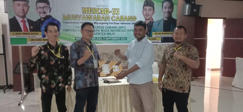 Ketua Terpilih HIPMI Wajo H. Syamsul Riadi menerima SK hasil Sidang Pleno Muscab XI HIPMI Wajo yang diserahkan oleh Pimpinan Sidang Pleno Baso Makassau di Hotel Eka Sengkang, Selasa (05/09/2023)