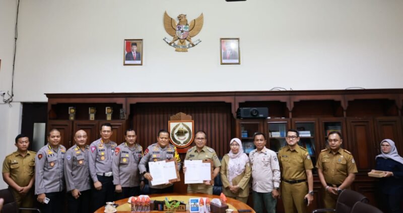 Kapolda Sulsel Irjen Pol Setyo Boedi Moempoeni Harso dan Wali Kota Makassar Moh Ramdhan Pomanto menandatangani Nota Kesepahaman dalam menjaga ketertiban lalu lintas, kemananan masyarakat juga kondusifitas tahun politik di Wal Room Balaikota Makassar, Lt 10, Senin (11/09/2023)