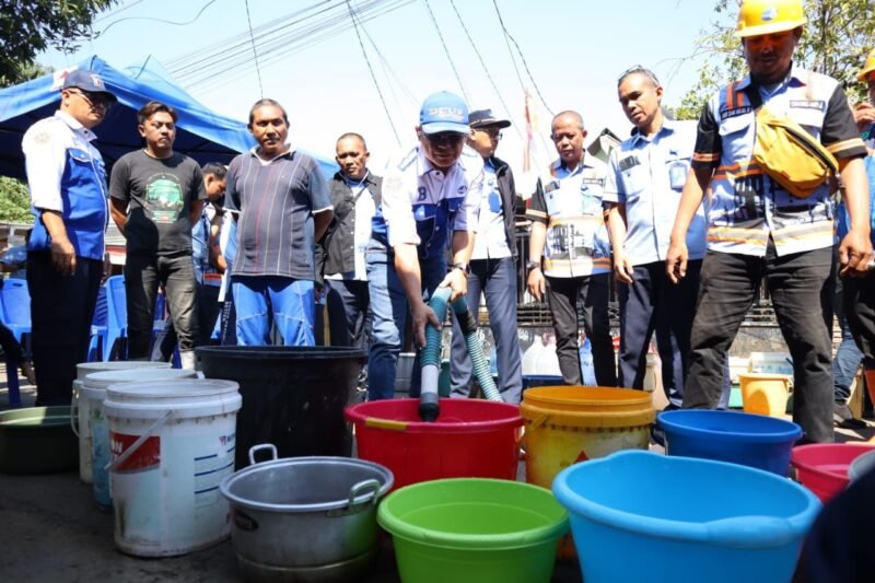 Direktur Utama Perumda Air Minum (PDAM) Kota Makassar, Beni Iskandar turun langsung pantau pembagian air ke pelanggan di Kelurahan Bittowa Kecamatan Manggala, Selasa (26/09/2023)