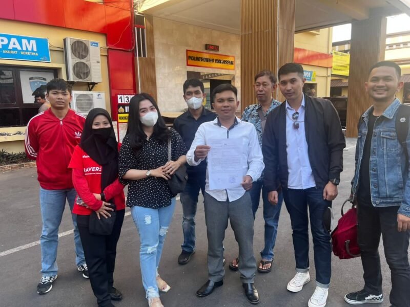 Jumadi Mansyur, SH.,  mendampingi puluhan korban ke Polrestabes Makassar melakukan pelaporan secara resmi