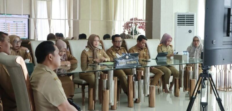 Kepala Dinas Perdagangan (Disdag) Kota Makassar mendampingi Wakil Wali Kota Makassar, Fatmawati Rusdi saat mengikuti Rapat Koordinasi Pengendalian Inflasi yang diadakan Ditjen Bina Pembangunan Daerah Kementerian Dalam Negeri (Kemendagri) RI secara virtual yang dipimpin langsung oleh Mendagri RI, Tito Karnavian, di Kediaman Pribadinya Citraland Makassar, Senin (25/09/2023)