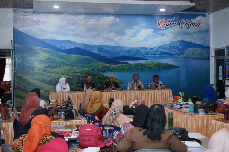 Bupati Asahan H. Surya BSc di dampingi Kepala Dinas Pendidikan dan Kepala Dinas Kominfo meninjau papan tulis interaktif yang ada di SMPN 1 sekaligus silaturahmi kepada Kepala UPTD yang ada di Kecamatan Kisaran Barat dan Kecamatan Kisaran Timur, Jum'at (01/09/2023).