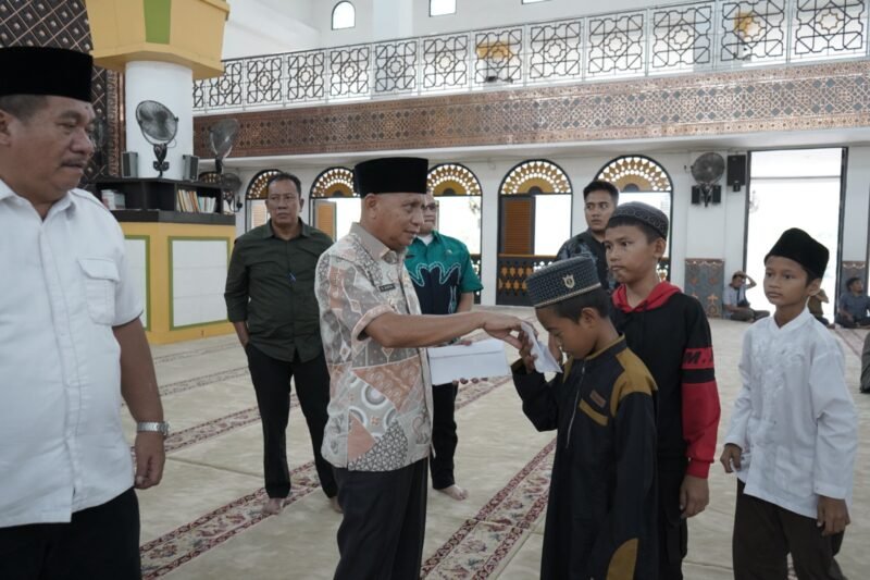 Sebanyak 100 orang anak yatim dan 100 orang tukang becak menerima santunan berupa uang tunai dari BKM Angung H. Achmad Bakrie Kisaran dan Keluarga Bakrie, Jum'at (13/10/2023)
