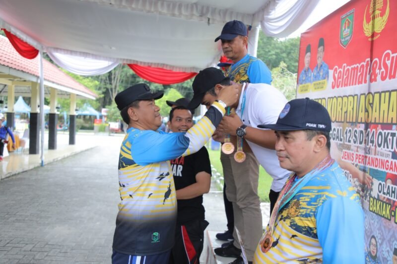 Sekretaris Daerah Kabupaten Asahan, OPD dan Ketua DWP Kabupaten Asahan menyerahkan piagam dan hadiah kepada para pemenang