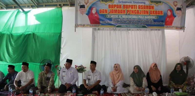 Bupati Asahan melalui Asisten Administrasi Umum mengikuti Pengajian Akbar yang bertempat di Mesjid Al Hidayah Desa Pulo Bandring Kecamatan Pulo Bandring (18/10/2023)