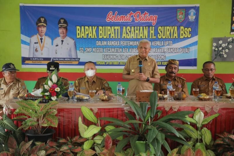 Bupati Asahan H. Surya, BSc memberikan sambutan saat menghadiri silaturahmi dengan Kepala Sekolah UPTD SD dan SMP se-Kecamatan Aek Kuasan, Pulau Rakyat, Bandar Pulau, Rahuning, Aek Songsongan, Aek Ledong Di Aula SMP Negeri 1 Aek Kuasan, Selasa (24/10/2022)