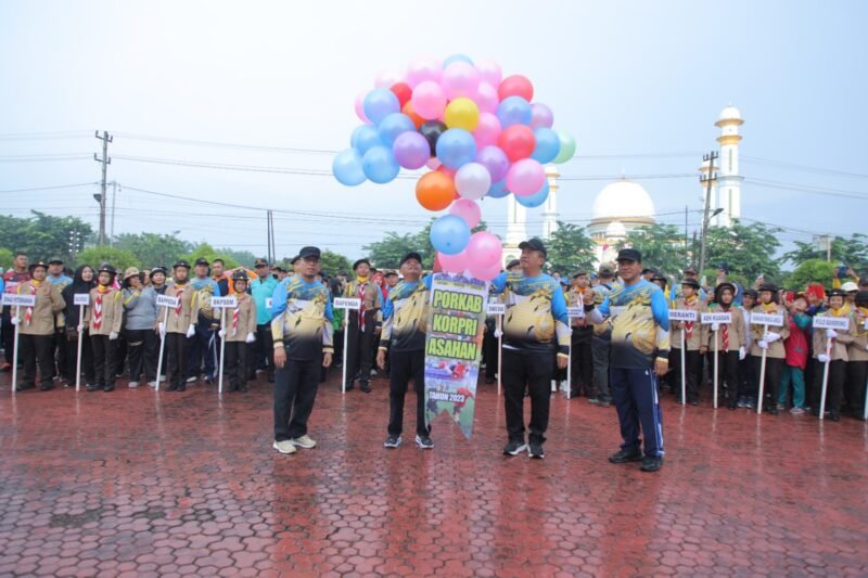 Bupati Asahan H. Surya BSc memimpin Upacara pembukaan Pekan Olahraga Korpri tahun 2023 di halaman Kantor Bupati Asahan, Kamis (12/10)