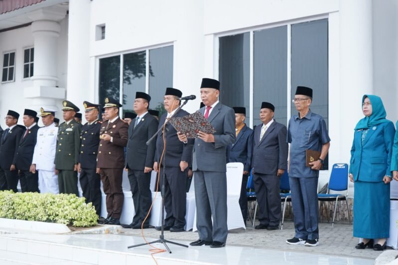 Bupati Asahan H. Surya BSc memimpin Upacara peringatan hari sumpah pemuda ke-95 Tahun 2023 di halaman Kantor Bupati Asahan, Sabtu (28/10/2023)
