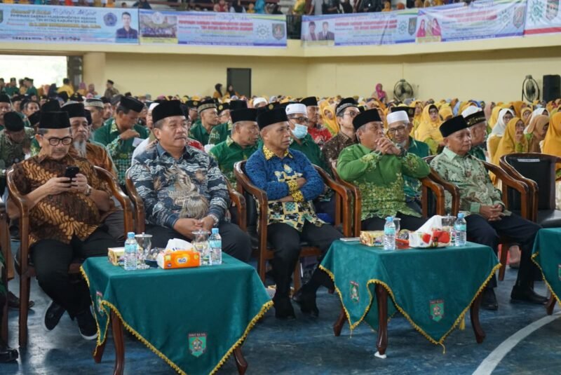 Bupati Asahan H. Surya BSc bersama Wakil bertempat Asahan Taufik Zainal Abidin Siregar, S.Sos, M.Si  mengikuti Tabligh Akbar dan Ta'aruf Pimpinan Daerah Muhammadiyah dan Aisyiyah Asahan bertempat di Gedung Serbaguna (GOR) Kabupaten Asahan, Minggu (15/10/2023)