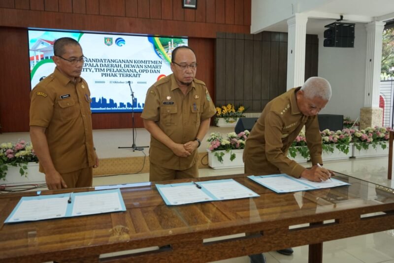 Penandatanganan komitmem Kepala Daerah dan OPD bersama menuju Asahan Smart City di Pendopo Rumah Dinas, Selasa (17/10/2023).