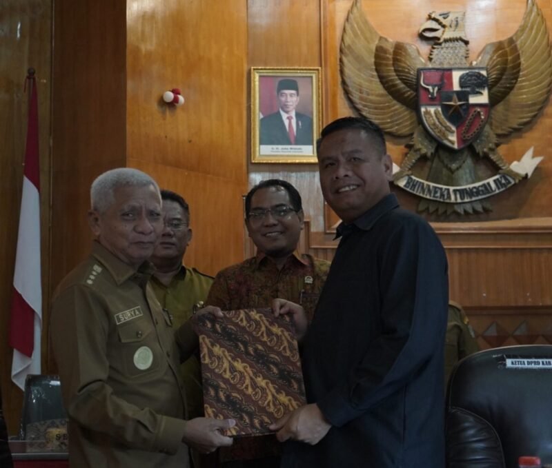 Bupati Asahan H. Surya BSc hadiri Rapat Paripurna DPRD Kabupaten Asahan dalam acara penyampaian penjelasan terhadap Rancangan Peraturan Daerah Kabupaten Asahan di Ruang Rapat Rambate Rata Raya DPRD Kabupaten Asahan, Selasa (10/10/2023)
