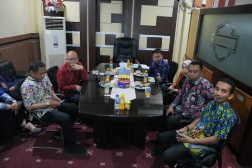 Badan Pendapatan Daerah (Bapenda) Kota Makassar menerima kunjungan Tim Penilai Inovasi Kementerian Dalam Negeri terkait Innovative Government Awards (IGA) di Ruang Kepala Bapenda Makassar Jalan Urip Sumoharjo, Kamis (12/10/2023)