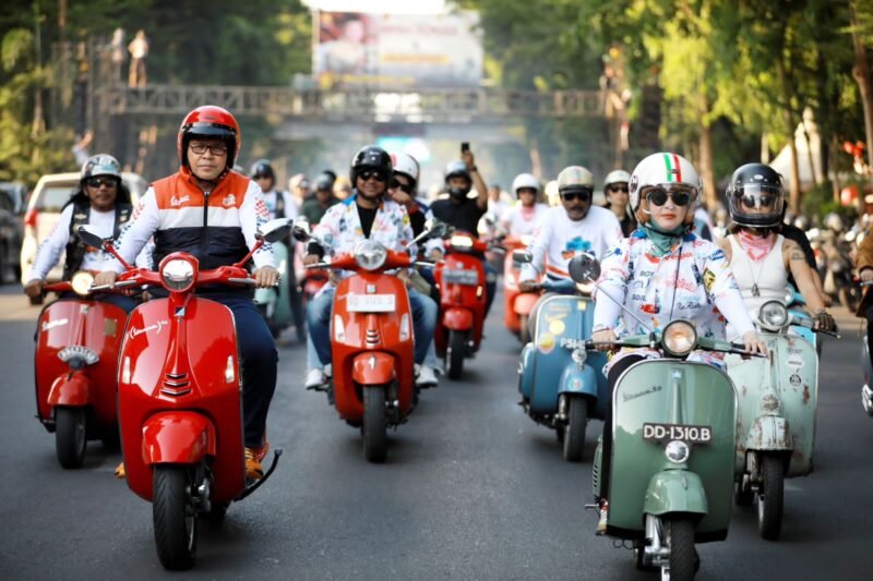 Hari Sumpah Pemuda ke-95 diperingati Wali Kota Makassar Moh Ramdhan Pomanto dan Wakil Wali Kota Fatmawati Rusdi dengan mengendarai motor vespa keliling Makassar bareng skuteris se-Sulawesi Selatan (Sulsel), Sabtu (28/10/2023)