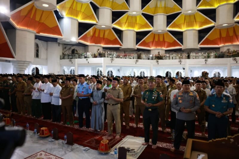 Wali Kota Makassar Moh Ramdhan Pomanto bersama Pj Gubernur Sulsel Bahtiar Baharuddin, Pangdam XIV Hasanuddin Mayjen TNI Dr. Totok Imam Santoso dan Kapolda Sulsel Irjen Pol Drs. Setyo Boedi Moempoeni Harso mengikuti kegiatan Sulsel Bersalawat dan Salat Magrib berjemaah di Masjid 99 Kubah, Kamis, (05/10/2023)