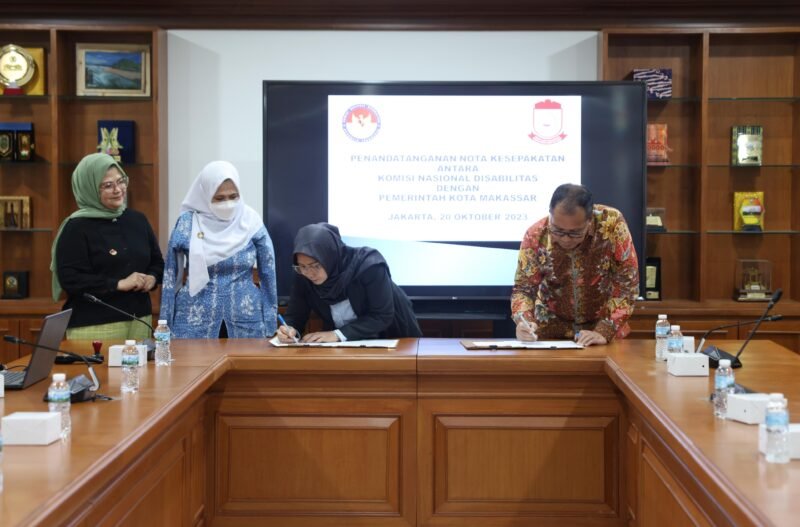 Wali Kota Makassar Danny Pomanto - Komisioner KND Dante Rigmalia melakukan Penandatanganan MoU di Kantor KND Gedung Cawang Kencana Jakarta, Jumat (20/10/2023)