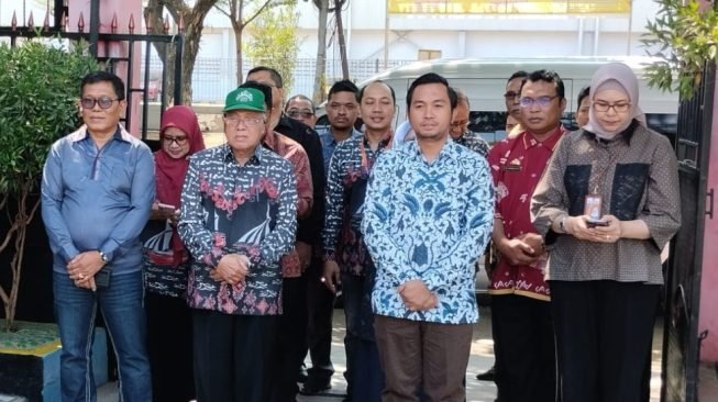 Kepala Dinas Pendidikan Kota Makassar, H. Muhyiddin mendampingi bersama dengan Tim Verifikator Kota Sehat Tingkat Nasional, melakukan kunjungan ke SD Negeri Pai Kota Makassar, Jumat (22/09/2023)