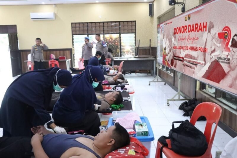 Dalam rangka memperingati ulang tahun ke-72 Humas Kepolisian Republik Indonesia (Polri), Polres Wajo turut berpartisipasi dalam aksi kemanusiaan dengan menggelar kegiatan donor darah, Selasa (03/10/2023)