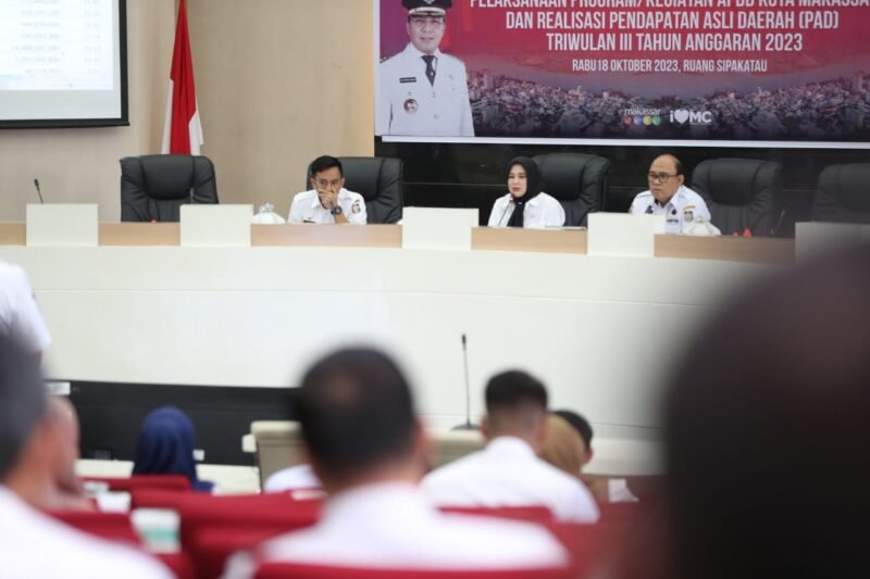 Wakil Wali Kota Makassar, Fatmawati Rusdi lakukan rapat Monitoring dan Evaluasi Pelaksanaan Program APBD Kota Makassar dan Realisasi Pendapatan Asli Daerah (PAD) Triwulan III, di ruang Sipakatau, Rabu (18/10/2023) bersama jajaran OPD, dan camat lingkup Pemkot Makassar