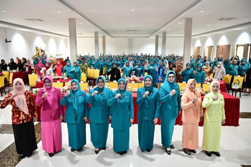 Pj Ketua TP PKK Sulsel, Sofha Marwah Bahtiar beserta jajaran menghadiri Hari Kesatuan Gerak (HKG) PKK ke-51 tahun diperingati TP PKK Kabupaten Bulukumba, di Aula Hakuna Matata Resort, Jumat (27/10/ 2023)