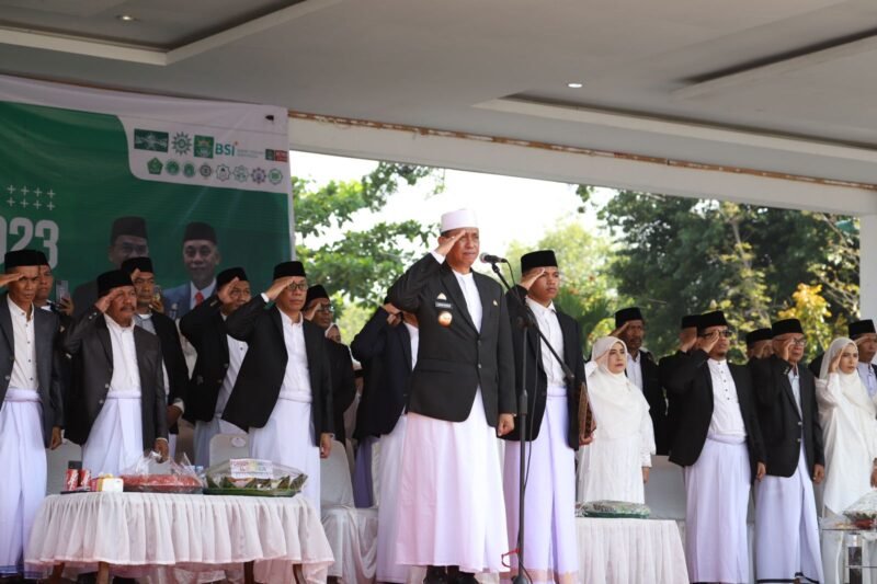 Bupati Wajo, Amran Mahmud menjadi Inspektur Upacara pada Upacara Hari Santri Nasional tingkat Kabupaten Wajo di Lapangan Merdeka Sengkang, Minggu (22/10/2023)