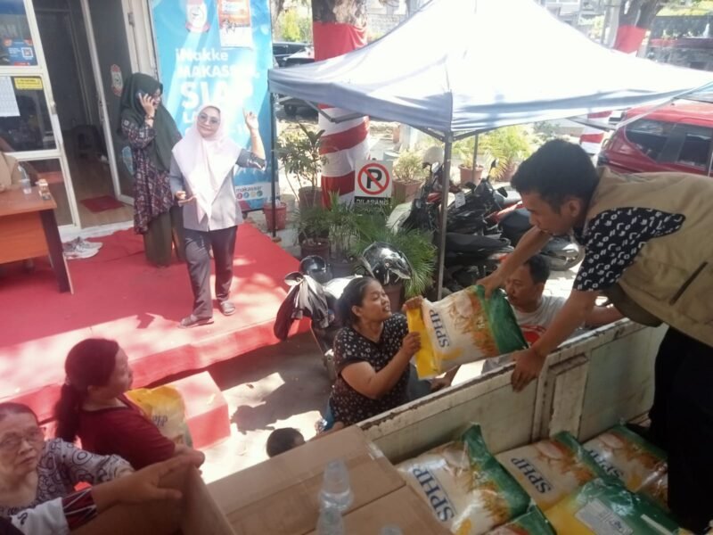 Dinas Perdagangan (Disdag) Kota Makassar bekerjasama Perum Bulog Cabang Makassar menggelar Operasi Pasar Khusus di 5 KONTER Kelurahan Kota Makassar, Kamis (05/10/2023)