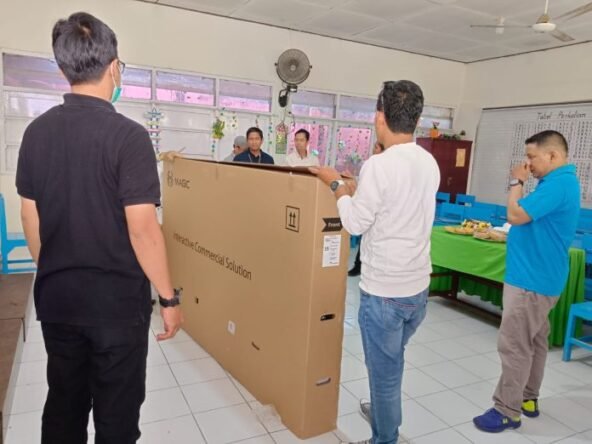 Tim Kejaksaan Negeri Makassar bersama dengan Tim Dinas Pendidikan Makassar telah melaksanakan tahap pemeriksaan yang komprehensif terkait proses pengadaan Smart class bagi sekolah dasar (SD) dan sekolah menengah pertama (SMP) dalam rangka mendukung program pendidikan unggulan tahun anggaran 2023