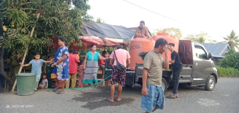 Pemerintah Desa Wajoriaja saat melakukan Suplay Bantuan Air Bersih kepada warganya
