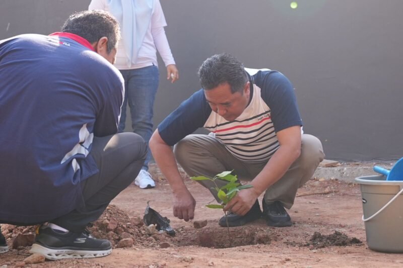 Penjabat Gubernur Sulsel, Bahtiar Baharuddin, didampingi Kepala Dinas Lingkungan Hidup dan Kehutanan Sulsel, Muh Hasbi, melakukan penanaman pohon salam di Kawasan Kantor Gubernur Sulsel, Jumat, 13 Oktober 2023