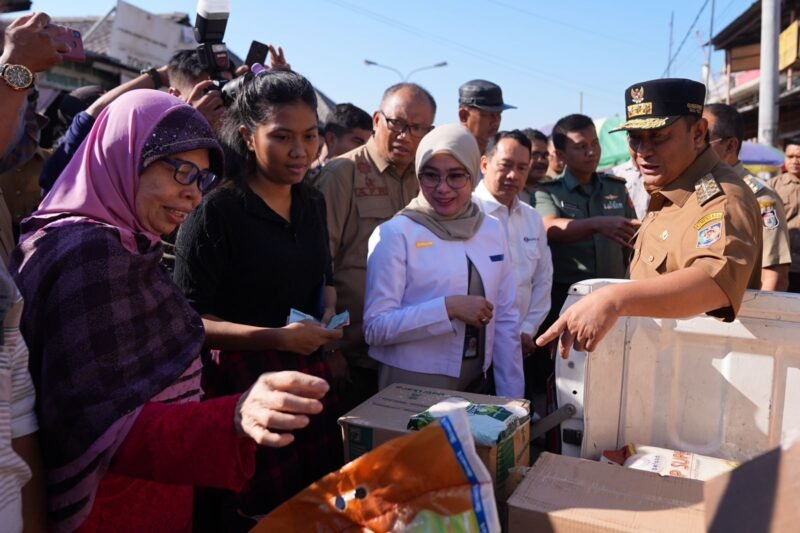 Penjabat Gubernur Sulsel, Bahtiar Baharuddin, didampingi Ketua DPRD Sulsel Andi Ina Kartika Sari, Wali Kota Makassar Moh Ramdhan Pomanto, serta Forkopimda memantau harga sembako di Pasar Daya, Makassar, Selasa, 17 Oktober 2023