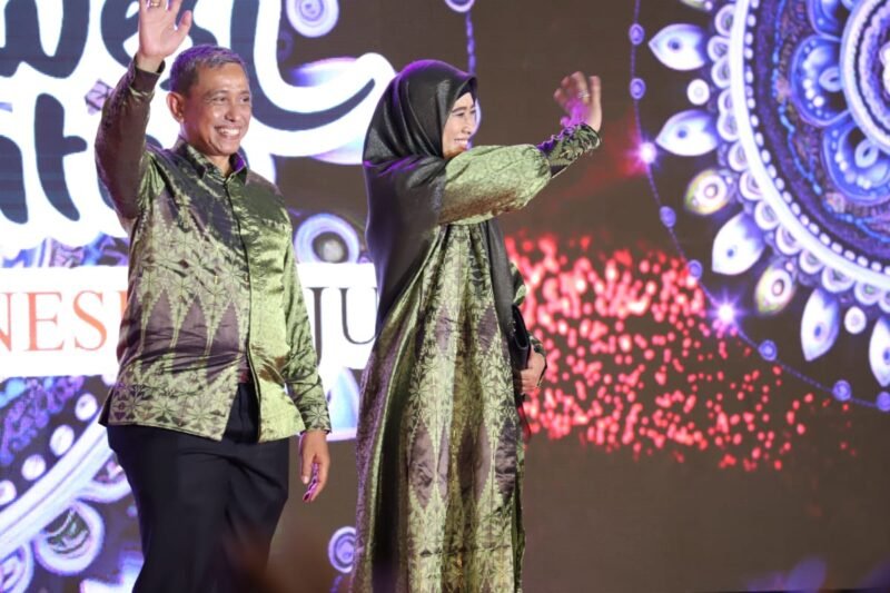 Bupati Wajo, Amran Mahmud dan Ketua TP PKK Kabupaten Wajo, Sitti Maryam turut berpartisipasi Fashion Show dala rangka HUT Sulsel yang digelar di Anjungan Pantai Losari, Makassar, Jum'at (20/19/2023) malam