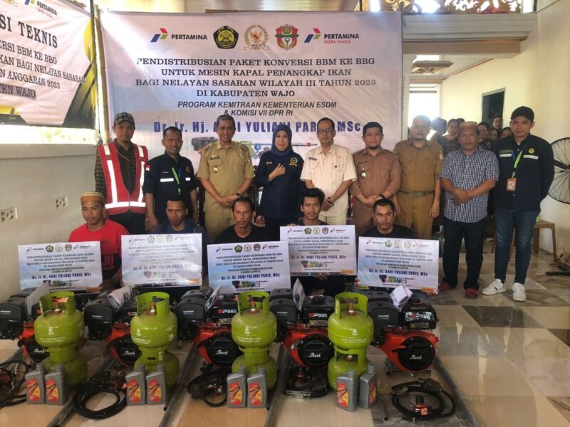 Bupati Wajo, Amran Mahmud, mendampingi Anggota Komisi VII DPR RI, Andi Yuliani Paris, mendistribusikan bantuan kepada masyarakat petani dan nelayan, Senin (30/10/2023)