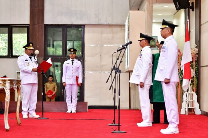 Pj Gubernur Sulawesi Selatan, Bahtiar Baharuddin, melantik Baba sebagai Pj Bupati Enrekang dan Akbar Ali sebagai Pj Wali Kota Parepare, di Ruang Pola Kantor Gubernur Sulsel, Selasa (31/10/2023)
