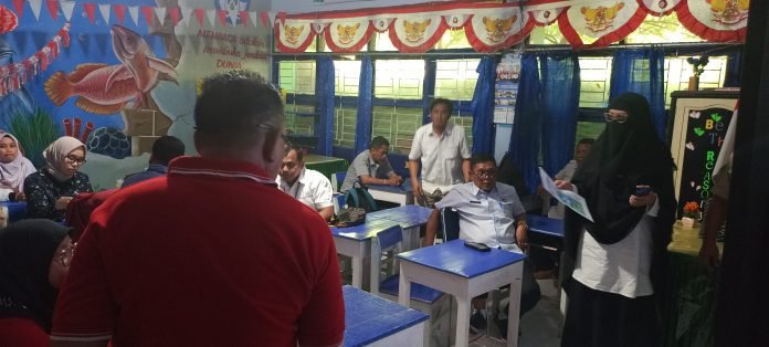 Kepala Dinas Pendidikan Kota Makassar, H Muhyiddin SE. MM, bersama dengan Kasi Sarana Prasarana, Linda Ani Fitriani ST, turun langsung mengawasi proses pemasangan sistem Smart Board di ruang kelas SDN Sudirman III Makassar di jalan Sudirman, Rabu (16/08/2023)