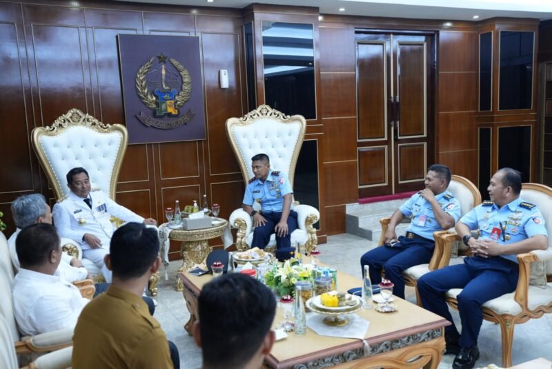 Pj Gubernur Sulsel, Bahtiar Baharuddin, menerima audiensi dari Panglima Komando Operasi Udara (Pangkoopsud) II yang baru, Marsekal Muda (Marsda) TNI Budhi Achmadi, di Kantor Gubernur Sulsel, Selasa (31/10/2023).