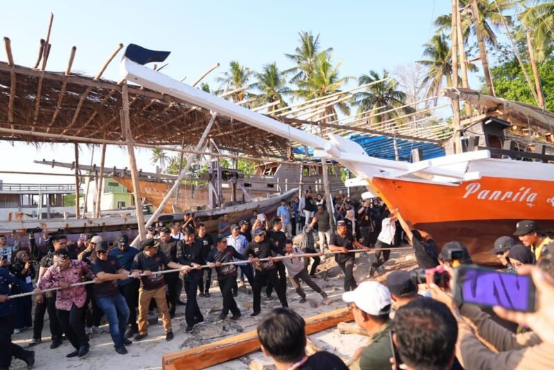 Pj Gubernur Sulsel Bahtiar Baharuddin didampingi Bupati Bulukumba Andi Muchtar Ali Yusuf, dan jajaran Forkopimda Kabupaten Bulukumba bersama warga Bontobahari turut serta dalam tradisi Annyorong Lopi ke laut, Jumat (27/10/2023)