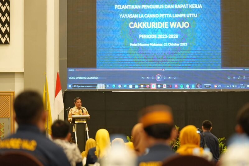 Penjabat Gubernur Sulsel, Bahtiar Baharuddin, menghadiri pelantikan Pengurus dan Rapat Kerja Yayasan Canno Petta Lampe Uttu Cakkuridie Wajo Periode 2023-2028, di Max One Hotel, Makassar, Sabtu, 21 Oktober 2023