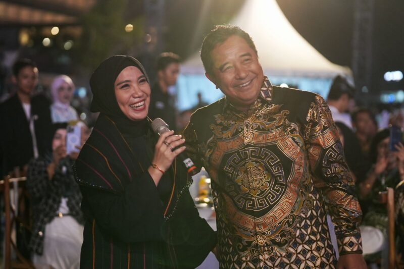 Pj Gubernur Sulsel Bahtiar Baharuddin, didampingi Pj Ketua TP PKK Sulsel, Sofha Marwah Bahtiar, menghadiri acara puncak Festival Phinisi, di Kawasan Pantai Bira, Bulukumba, Jumat malam, (27/10/2023)