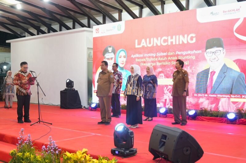 Kepala Badan Kependudukan dan Keluarga Berencana Nasional (BKKBN) Hasto Wardoyo mengukuhkan Pj Gubernur Sulsel, Bahtiar Baharuddin sebagai Bapak Asuh Anak Stunting dan Ketua Pj PKK Sulsel, Sofha Marwah menjadi Bunda Asuh Anak Stunting di Rumah Jabatan Gubernur, Selasa (03/01/2023) malam