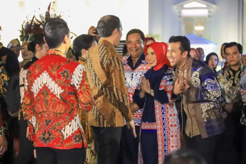 Pj Gubernur Sulsel Bahtiar Baharuddin, didampingi Pj Ketua Tim Penggerak PKK Sulsel Sofha Marwah Bahtiar, menghadiri acara Istana Berbatik dalam rangka peringatan Hari Batik Nasional yang digelar di depan Istana Merdeka, Jakarta Pusat, Minggu malam, 1 Oktober 2023