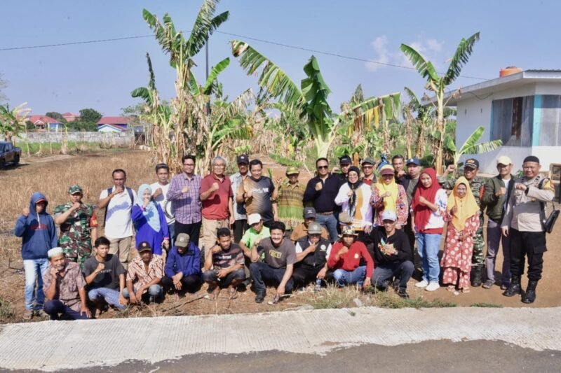 Penjabat Gubernur Sulsel, Bahtiar Baharuddin, meninjau lahan milik Pemprov Sulsel yang berada di Dusun Tambung, Desa Paccelekang, Kecamatan Pattalasang, Kabupaten Gowa, Minggu (29/10/2023)
