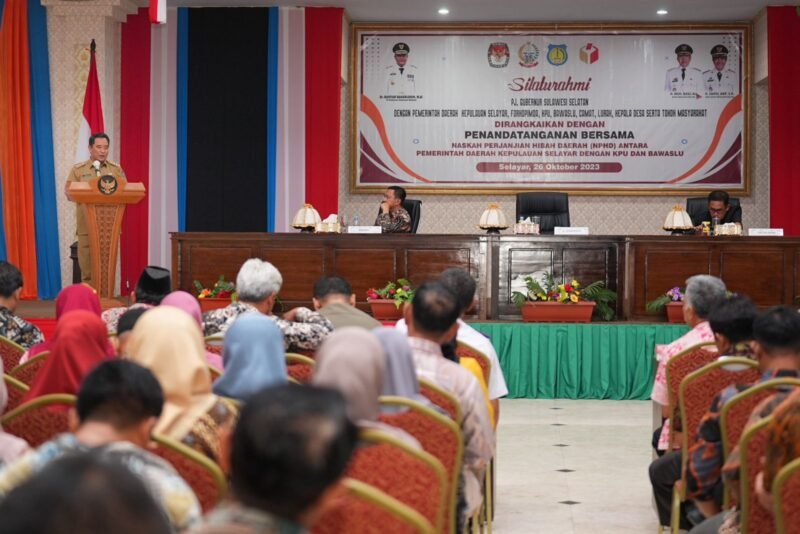 Penjabat Gubernur Sulsel, Bahtiar Baharuddin, bersilaturahmi dengan Forkopimda, KPU, Bawaslu, Camat, Lurah dan Kepala Desa se-Kabupaten Kepulauan Selayar yang digelar di Ruang Pola Kantor Bupati Selayar, Kamis (26/10/2023)