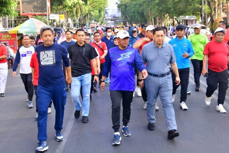 Pj Gubernur Sulsel, Bahtiar Baharuddin bersama seluruh Organisasi Perangkat Daerah (OPD) lingkup Pemprov Sulsel rutin jalan santai di akhir pekan, Minggu (22/10/2023)