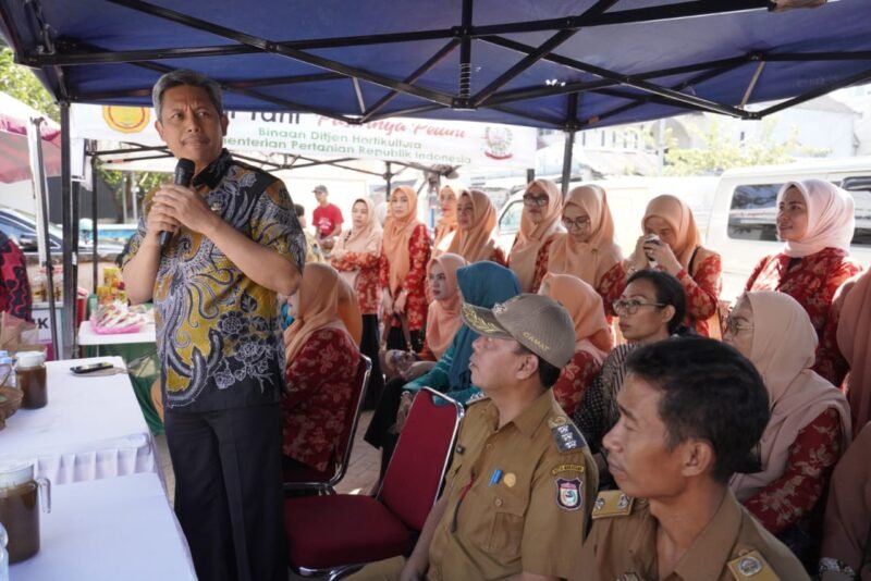Penjabat Sekertaris Daerah Provinsi Sulawesi Selatan Andi Muhammad Arsjad membuka Pasar Murah Gerakan Pangan Murah yang digelar Dinas Ketahanan Pangan Provinsi Sulawesi Selatan, di Jalan Seroja, Kelurahan Kampung Buyang, Kecamatan Mariso, Kota Makassar, Senin 2 Oktober 2023